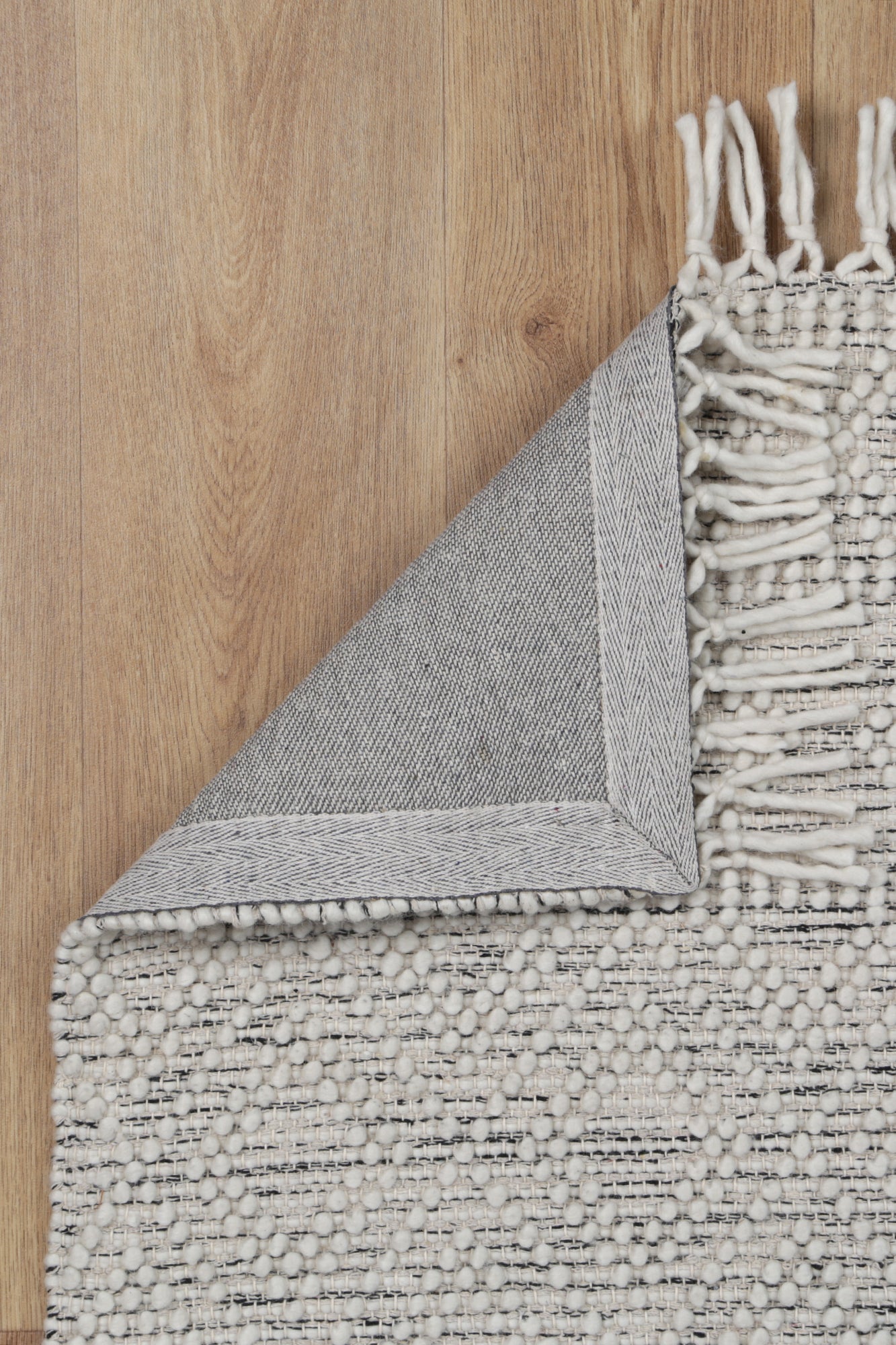 Ada White & Black Rug – Minimalist Contrast Design