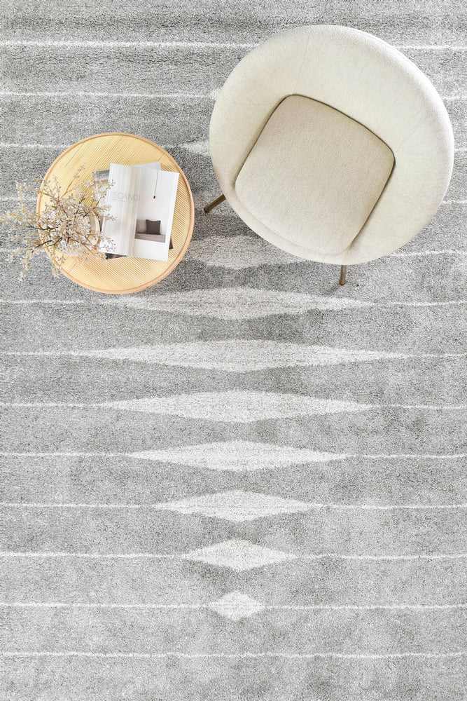 Contemporary shaggy rug in white silver shades