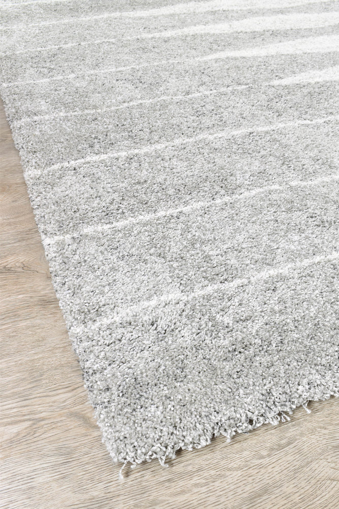 Modern shaggy rug in silver and white for cozy interiors