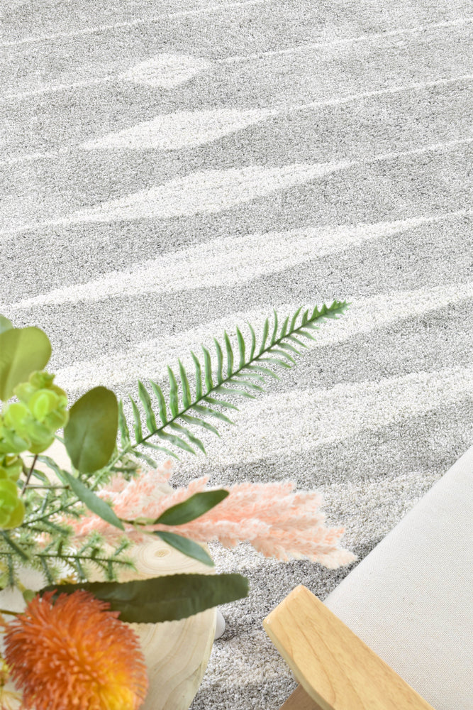 White silver Alpha shaggy rug with luxurious texture