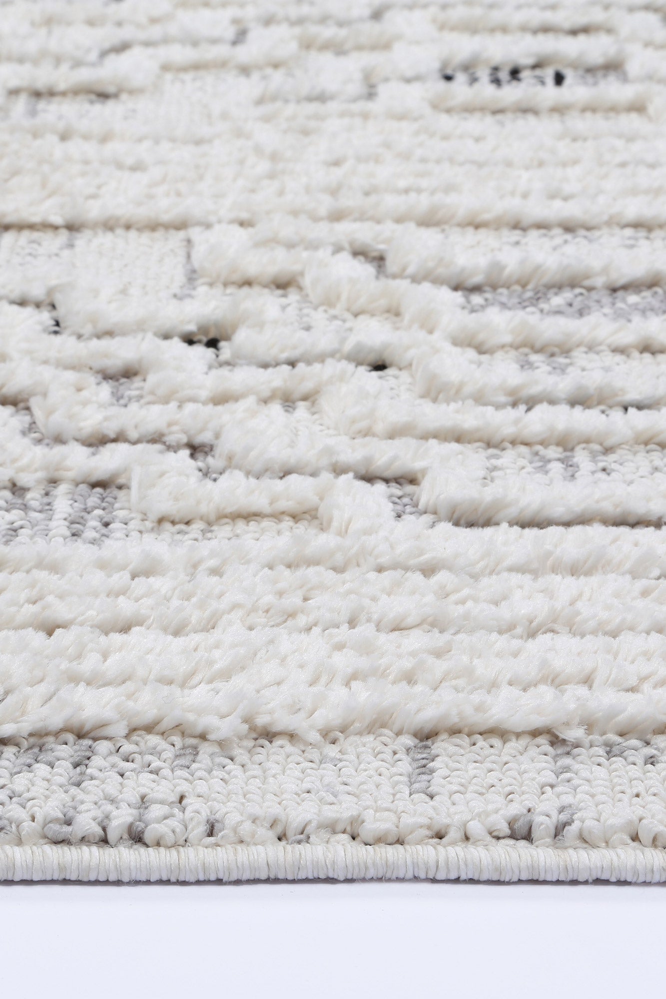 Bilbao Zanzia in White Rug