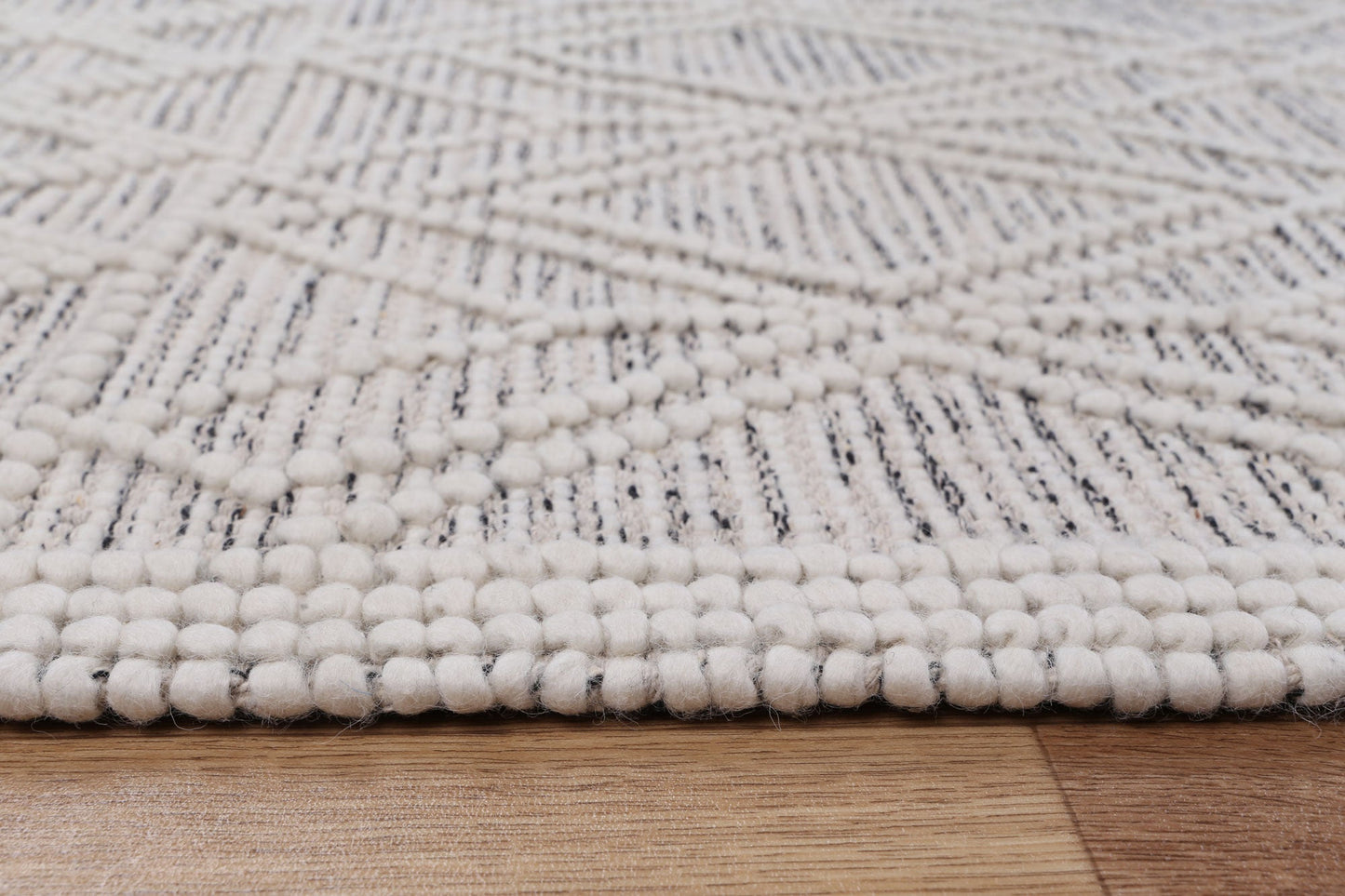 Perla Ava White Black Rug