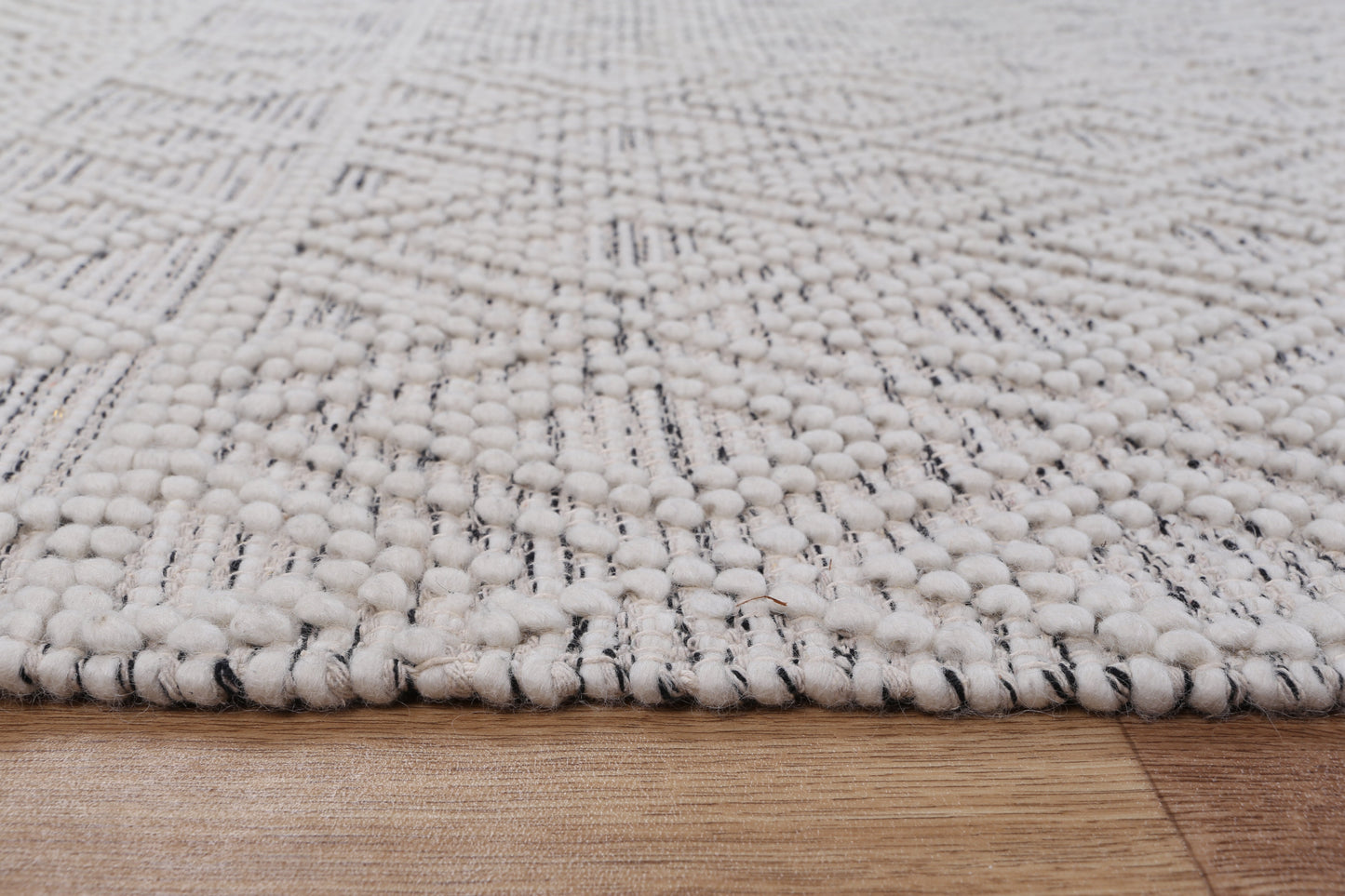 Perla Ada White & Black Rug