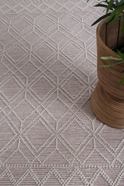 Stylish contemporary rug with geometric details